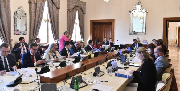 Před jednáním vlády v Hrzánském paláci, 26. září 2018.