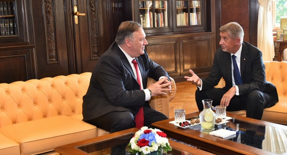 Premiér Andrej Babiš přivítal amerického ministra zahraničních věcí Mikea Pompea před Kramářovou vilou, 12. srpna 2020.