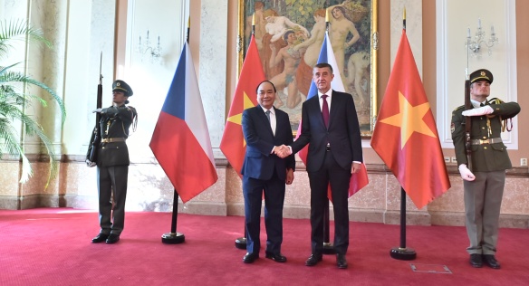 Premiér Andrej Babiš přijal ve Strakově akademii předsedu vlády Vietnamu Nguyena Xuana Phuce, 17. dubna 2019.
