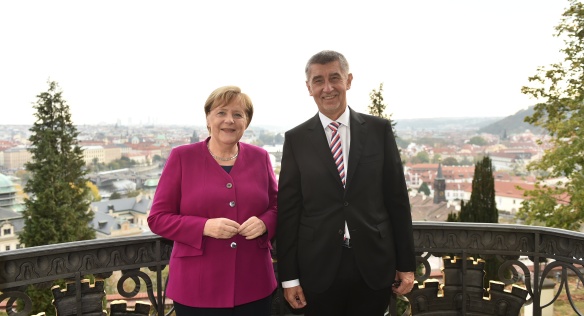 Angela Merkelová a Andrej Babiš na balkoně Kramářovy vily, 26. října 2018.