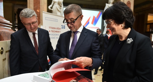 Místopředseda Rady pro výzkum, vývoj a inovace Karel Havlíček, premiér Andrej Babiš a předsedkyně AV ČR Eva Zažímalová, 5. listopadu 2018.