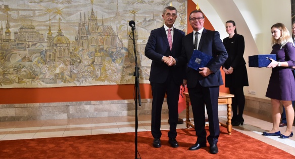 Hlavní cenu pro odpovědného zahraničního investora převzal z rukou premiéra Babiše Bohdan Wojnar za Škodu Auto, 14. října 2019. 