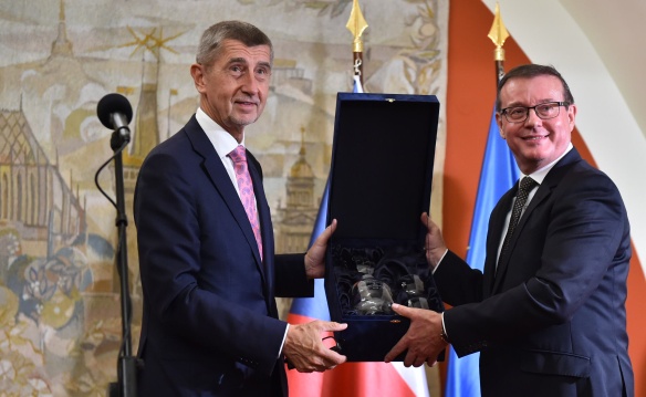 Hlavní cenu pro odpovědného zahraničního investora převzal z rukou premiéra Babiše Bohdan Wojnar za Škodu Auto, 14. října 2019. 