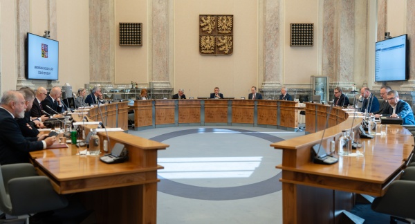 Vláda Andreje Babiše zasedla ve Strakově akademii k mimořádné schůzi, aby projednala návrhy opatření ke snížení cen pohonných hmot, 2. dubna 2026.