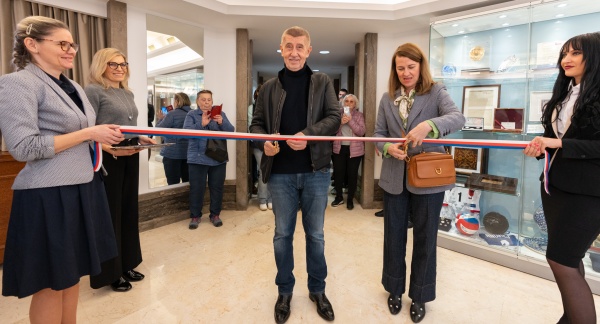 Premiér Andrej Babiš a vedoucí Úřadu vlády Tünde Bartha symbolicky otevřeli výstavu Dary premiérům v Lichtenštejnském paláci, 14. března 2026.