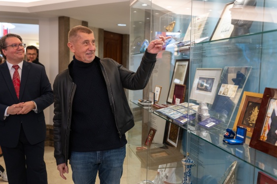 Premiér Andrej Babiš a vedoucí Úřadu vlády Tünde Bartha symbolicky otevřeli výstavu Dary premiérům v Lichtenštejnském paláci, 14. března 2026.