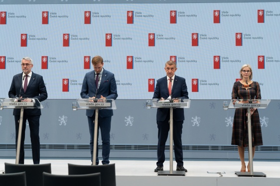 Premiér Andrej Babiš, ministři Adam Vojtěch a Lubomír Metnar a ministryně Zuzana Mrázová na tiskové konferenci po jednání vlády, 16. března 2026.