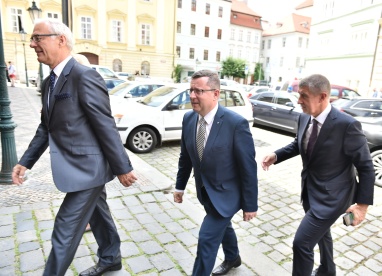Ministr kultury Antonín Staněk převzal úřad od Ilji Šmída.