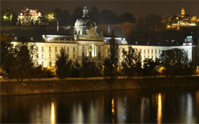 Strakova-akademie-v-noci