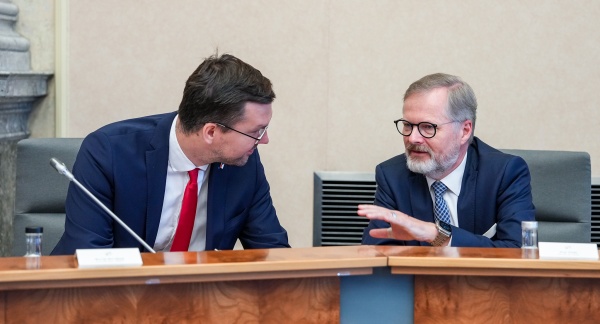 Premiér Petr Fiala v debatě s koordinátorem Národní ekonomické rady vlády Davidem Havlíčkem před zahájením jednání NERV, 1. července 2025.