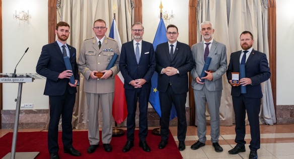 Premiér Petr Fiala s ministrem Lipavským a oceněnými při slavnostním udílení Ceny BRS, 1. července 2025.