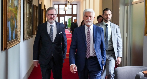 Premiér Petr Fiala doprovází prezidenta republiky Petra Pavla do jednací místnosti na zasedání Bezpečnostní rady státu, 7. července 2025.