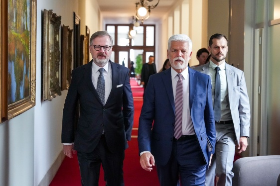 Premiér Petr Fiala doprovází prezidenta republiky Petra Pavla do jednací místnosti na zasedání Bezpečnostní rady státu, 7. července 2025.
