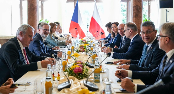 Jednání delegací českého premiéra Petra Fialy a polského prezidenta Andrzeje Dudy v Kramářově vile, 7. července 2025.