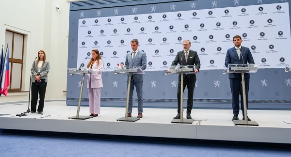 Premiér Petr Fiala, ministryně Eva Decroix a ministři Lukáš Vlček a Petr Hladík na tiskové konferenci po zasedání kabinetu, 9. července 2025.