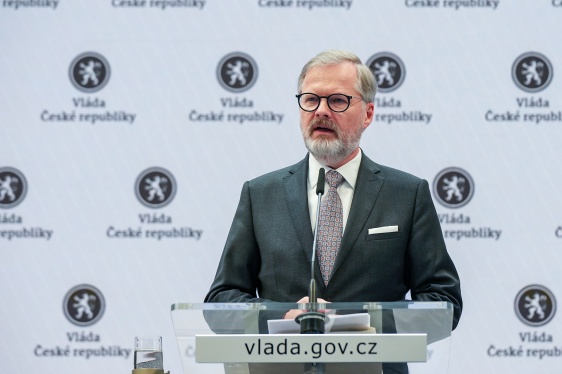 Premiér Petr Fiala, ministryně Eva Decroix a ministři Lukáš Vlček a Petr Hladík na tiskové konferenci po zasedání kabinetu, 9. července 2025.