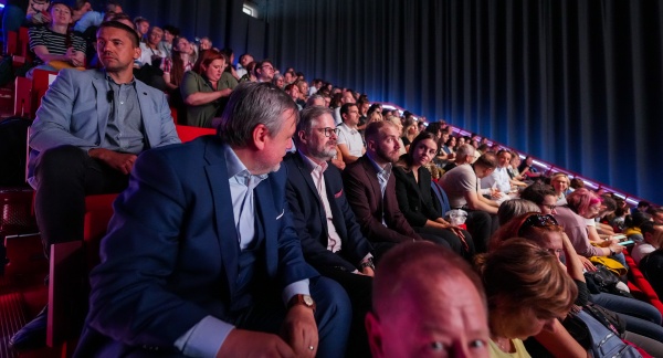 Premiér Petr Fiala na Mezinárodním filmovém festivalu v Karlových Varech zhlédl francouzský film Druhý život, 11. července 2025.