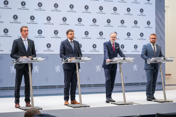Premiér Petr Fiala a další členové vlády na tiskové konferenci shrnuli hlavní body prvního jednání vlády po vládních prázdninách, 20. srpna 2025.