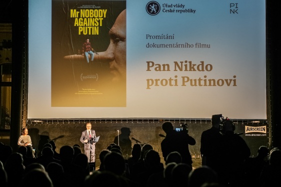 Premiér Petr Fiala přivítal hosty promítání dokumentu Pan Nikdo proti Putinovi v zahradě Strakovy akademie, 21. srpna 2025.