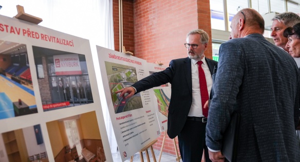 Premiér Fiala si prohlédl Národní sportovní centrum Nymburk, které má projít rozsáhlou modernizací, 26. srpna 2025.