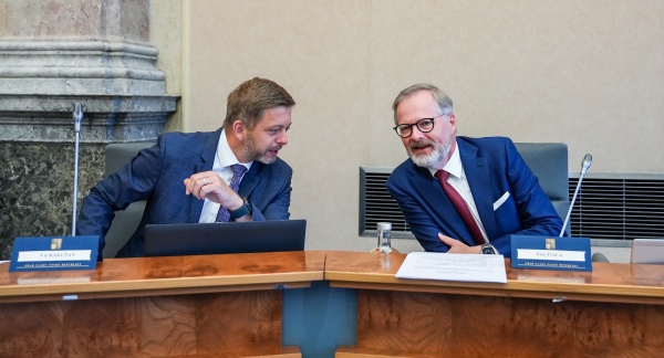 Premiér Petr Fiala v rozhovoru s 1. místopředsedou vlády a ministrem vnitra Vítem Rakušanem před začátkem schůze vlády, 27. srpna 2025.