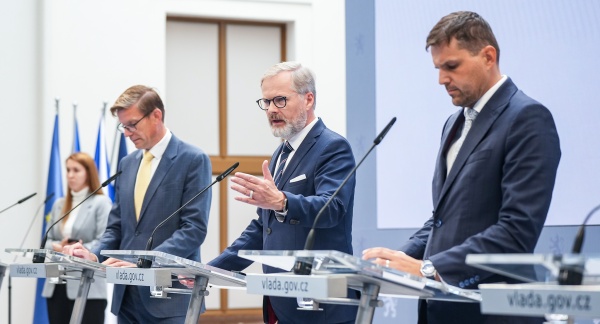 Premiér Petr Fiala na tiskové konferenci oznámil úspěch české vlády ve vyjednávání proti dalšímu zpřísnění unijních klimatických cílů, 17. září 2025.