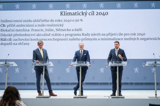 Premiér Petr Fiala na tiskové konferenci oznámil úspěch české vlády ve vyjednávání proti dalšímu zpřísnění unijních klimatických cílů, 17. září 2025.