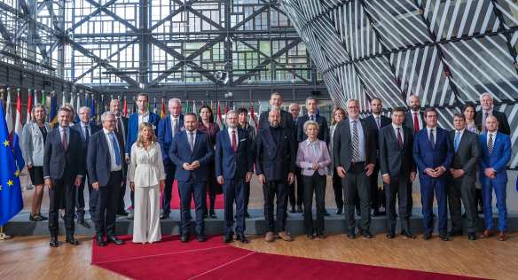 Společné foto účastníků sociálního summitu v Bruselu, 19. října 2022.