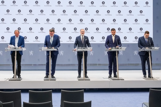 Premiér Petr Fiala a další členové kabinetu na tiskové konferenci po zasedání vlády, 30. září 2025.