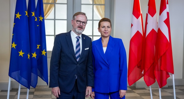 Českého premiéra Petra Fialu přivítala na neformálním summitu Evropské rady v Kodani dánská premiérka Mette Frederiksenová, 1. října 2025.