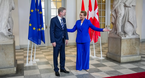 Českého premiéra Petra Fialu přivítala na neformálním summitu Evropské rady v Kodani dánská premiérka Mette Frederiksenová, 1. října 2025.