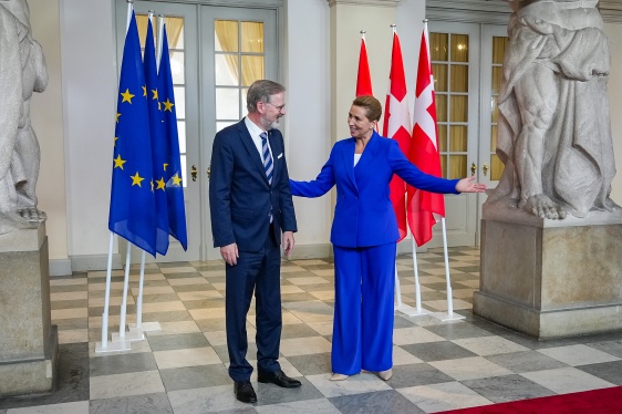 Českého premiéra Petra Fialu přivítala na neformálním summitu Evropské rady v Kodani dánská premiérka Mette Frederiksenová, 1. října 2025.