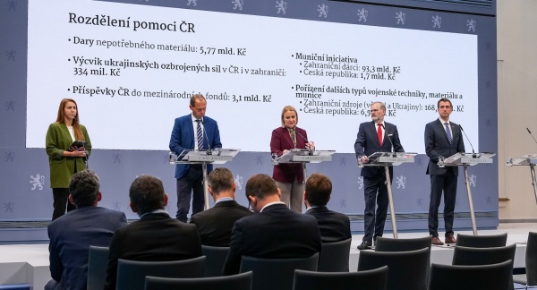Premiér Petr Fiala a ministryně obrany Jana Černochová na tiskové konferenci informovali o dosavadní české vojenské pomoci Ukrajině, 15. října 2025.