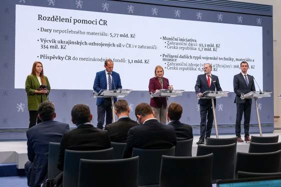 Premiér Petr Fiala a ministryně obrany Jana Černochová na tiskové konferenci informovali o dosavadní české vojenské pomoci Ukrajině, 15. října 2025.