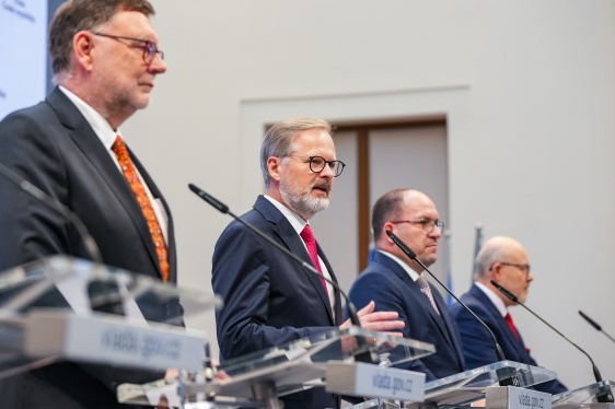 Premiér Petr Fiala na tiskové konferenci po zasedání vlády oznámil podání demise svého kabinetu, 6. listopadu 2025.