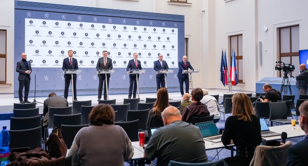 Premiér Petr Fiala na tiskové konferenci po zasedání vlády oznámil podání demise svého kabinetu, 6. listopadu 2025.