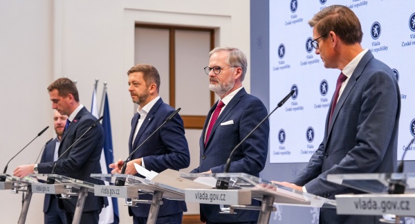 Premiér Petr Fiala a další členové vlády v demisi na tiskové konferenci po zasedání kabinetu, 12. listopadu 2025.