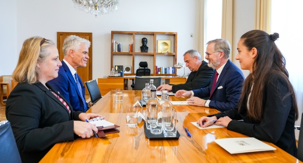 Premiér v demisi Petr Fiala přijal ve Strakově akademii nového velvyslance USA Nicholase Merricka, 12. listopadu 2025.
