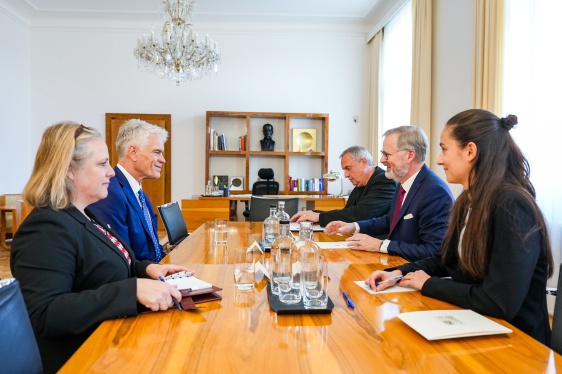 Premiér v demisi Petr Fiala přijal ve Strakově akademii nového velvyslance USA Nicholase Merricka, 12. listopadu 2025.