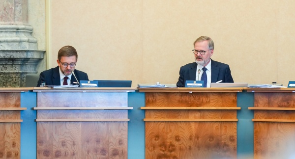 Premiér v demisi Petr Fiala zahajuje v jednací siní vlády ve Strakově akademii další zasedání svého kabinetu, 27. listopadu 2025.