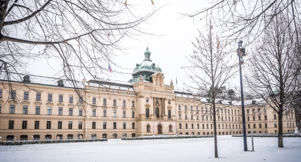 Strakova akademie, sídlo Úřadu vlády ČR.