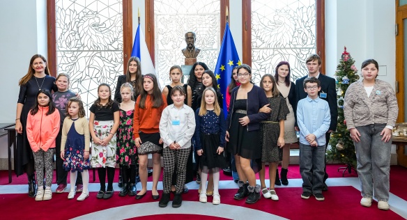 Společné foto vítězů vánoční soutěže Úřadu vlády se zmocněnkyní pro lidská práva Klárou Šimáčkovou Laurenčíkovou, 15. prosince 2025.