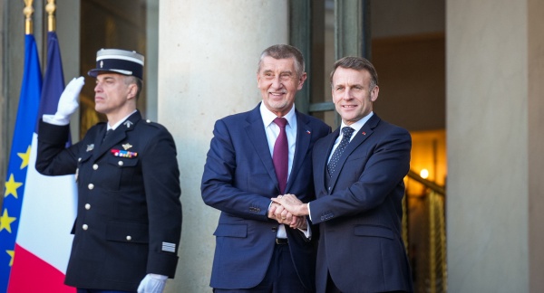 Před jednáním lídrů koalice ochotných v Elysejském paláci uvítal českého premiéra Andreje Babiše francouzský prezident Emmanuel Macron, 6. ledna 2026.