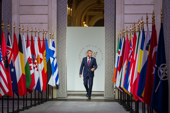 Před jednáním lídrů koalice ochotných v Elysejském paláci uvítal českého premiéra Andreje Babiše francouzský prezident Emmanuel Macron, 6. ledna 2026.