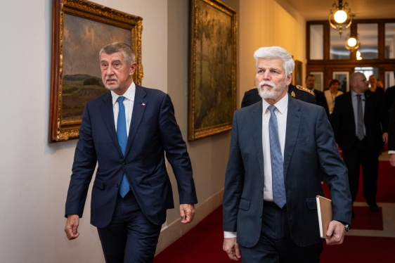 Premiér Andrej Babiš doprovází prezidenta republiky Petra Pavla na zasedání Bezpečnostní rady státu ve Strakově akademii, 7. ledna 2026.