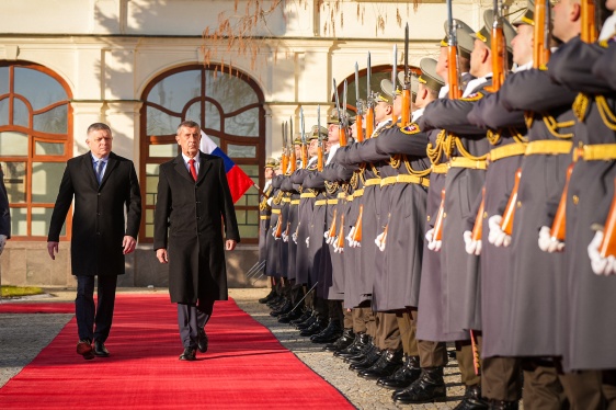 Slovenský premiér Robert Fico a český premiér Andrej Babiš na společném jednání v sídle slovenského Úřadu vlády v Bratislavě, 8. ledna 2026.