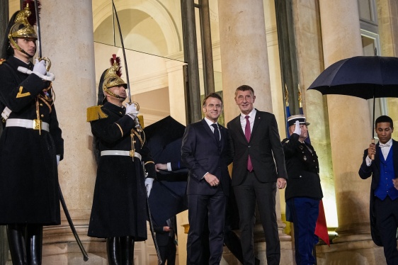 Francouzský prezident Emmanuel Macron a český premiér Andrej Babiš před vchodem do Elysejského paláce, 11. února 2026.