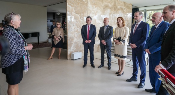 Premiér Petr Fiala a ministr spravedlnosti Pavel Blažek si s předsedy nejvyšších soudů a Ústavního soudu prohlédli vilu Tugendhat, 20. března 2023.