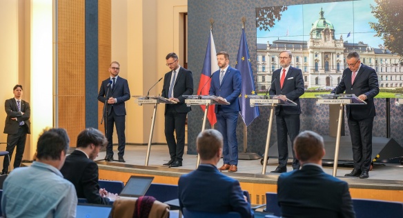 Premiér Petr Fiala na tiskové konferenci po jednání novinářům mimo jiné zdůvodnil plánovanou transformaci České pošty, 22. března 2023.