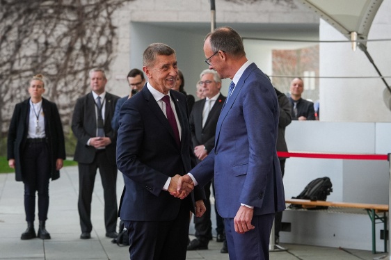 Německý spolkový kancléř Friedrich Merz a český premiér Andrej Babiš na společné tiskové konferenci, 10. března 2026.
